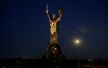 Nächtliche Audiovisuelle Installation 'Die Zukunft erinnert' auf dem Mutterland-Denkmal in Kiew zum Unabhängigkeitstag, Projektions-Mapping auf der Statue bei Mond