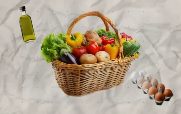 Корзина с овощами и хлебом, бутылка растительного масла и лоток с яйцами — иллюстрация к мониторингу цен в украинских супермаркетах на 20 августа