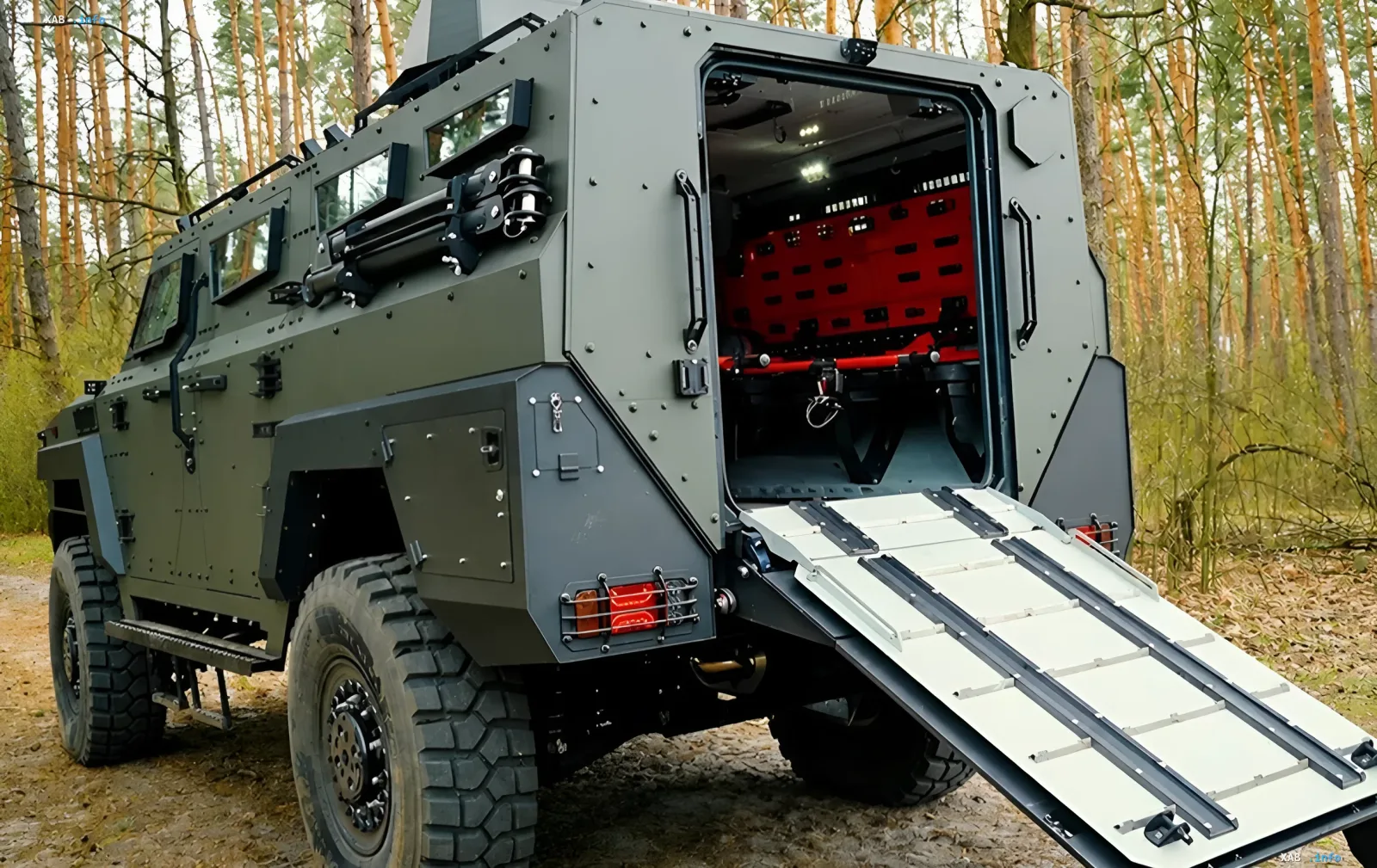 Gepanzertes Sanitätsfahrzeug der ukrainischen Streitkräfte mit offenem Heckrampen und Trage zur Evakuierung Verwundeter im Wald