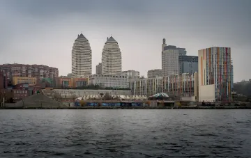 Вид на современный Днепр с реки: небоскрёбы и набережная города, официально основанного в 1526 году
