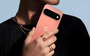 Розовый смартфон Google Pixel 11 в руке женщины: задняя панель с камерной полосой и логотипом Google, презентация нового поколения с подсветкой HiLight и LED-уведомлениями