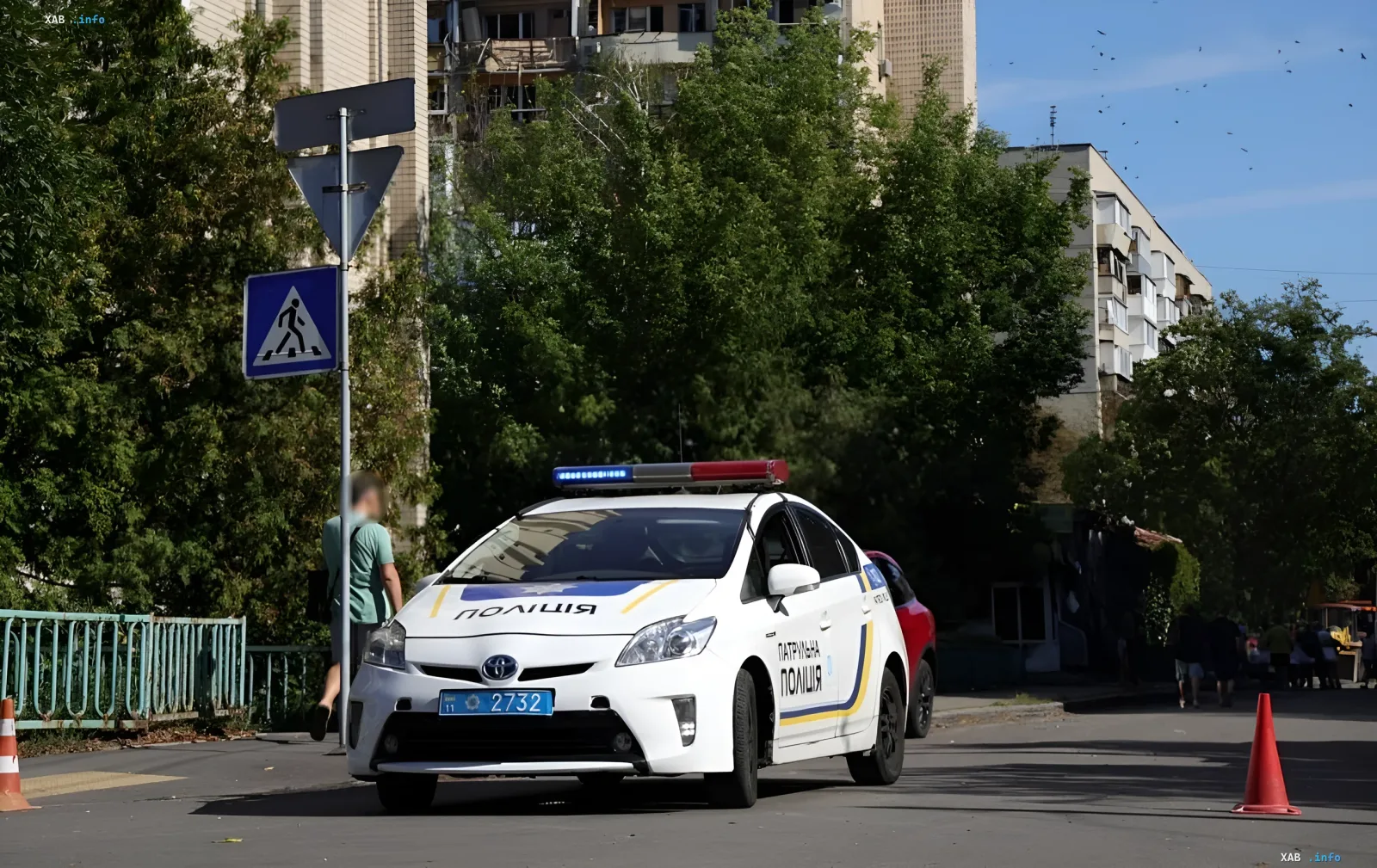 Патрульный автомобиль полиции Украины на улицах Киева в первые часы после ночного удара: обеспечение порядка и спасение жителей