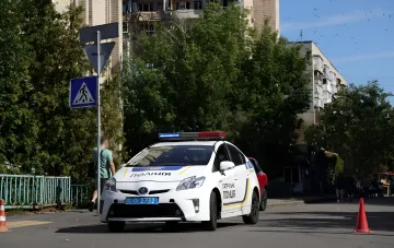 Патрульный автомобиль полиции Украины на улицах Киева в первые часы после ночного удара: обеспечение порядка и спасение жителей