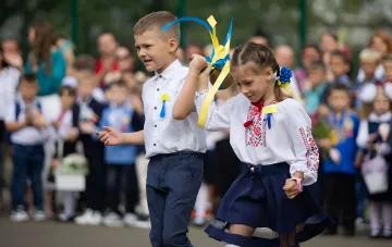 Первоклассники в национальной одежде на линейке в Киеве: начало учебного года 2026-2027