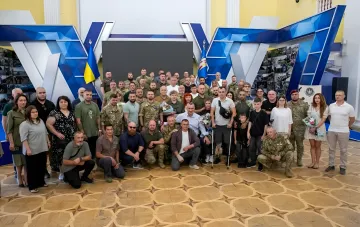 Награждение 61 защитника Киева медалями «Честь. Слава. Государство» к 35-летию Независимости Украины: группа ветеранов и военнослужащих в форме с наградами и цветами на церемонии