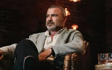 Лиев Шрайбер в Киеве: голливудский актёр сидит в кожаном кресле в тёмном зале после осмотра последствий ночной атаки РФ на Соломенский район