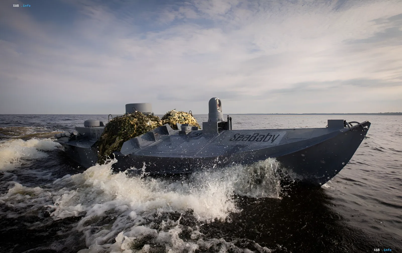Морской дрон SeaBaby с камуфляжем и сенсорными модулями на высокой скорости — пример перехода Украины к роботизированным морским десантам