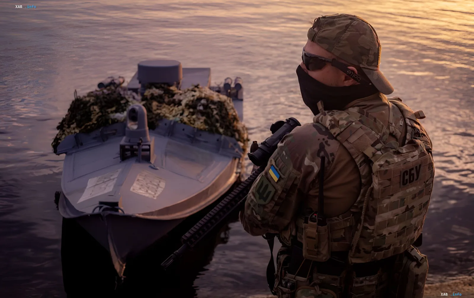 Украинский боец СБУ и многоцелевой морской дрон-камикадзе на закате