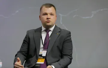 Redner auf einer Konferenz diskutiert Kaution für Top-Beamte und kriminelles Geschäft bei der NABU