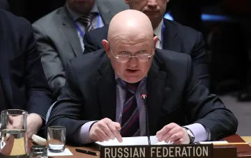 Посол России при ООН Владимир Небензя выступает с заявлением о массовой мобилизации за столом с табличкой Russian Federation