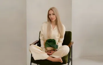 Нутрициолог Дарина Леонова со свежей зеленью в бумажном пакете: лайфхаки правильного питания без лишних затрат времени