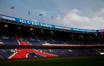 Стадион «Парк де Пренс» в Париже: трибуны ПСЖ с надписью ICI C'EST PARIS и повреждённый жарой газон, из-за которого матч Лиги 1 с «Ренном» перенесён в Бретань