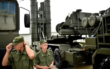 Военнослужащие у берегового ракетного комплекса с пусковыми установками и радаром на фоне учений РФ у Курильских островов, вызвавших протест Токио