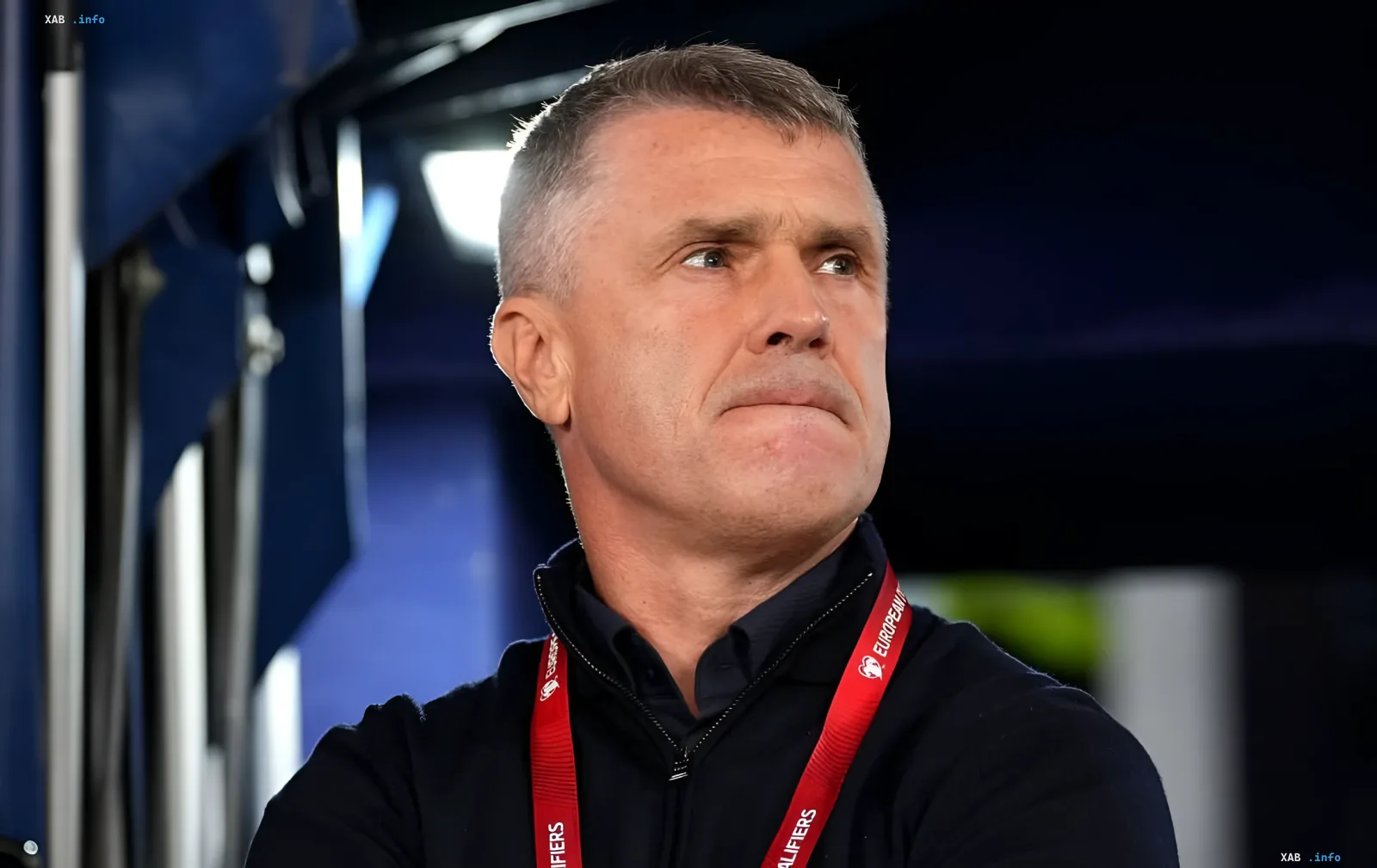 Дмитрий Ребров на трибуне стадиона с бейджем European Qualifiers, извинившийся за игру в падел с Березуцким