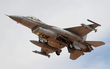Румынский истребитель F-16 с опущенным шасси в полёте — перехват морского дрона у газовой платформы Neptun Alpha
