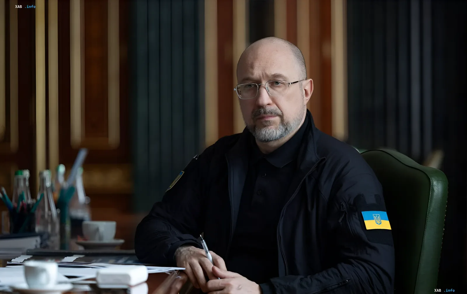 Дмитрий Шмыгаль за рабочим столом с нашивкой флага Украины: заявление о стабильности энергосистемы и отсутствии плановых отключений перед зимним сезоном