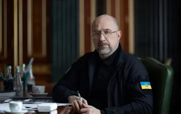 Дмитрий Шмыгаль за рабочим столом с нашивкой флага Украины: заявление о стабильности энергосистемы и отсутствии плановых отключений перед зимним сезоном