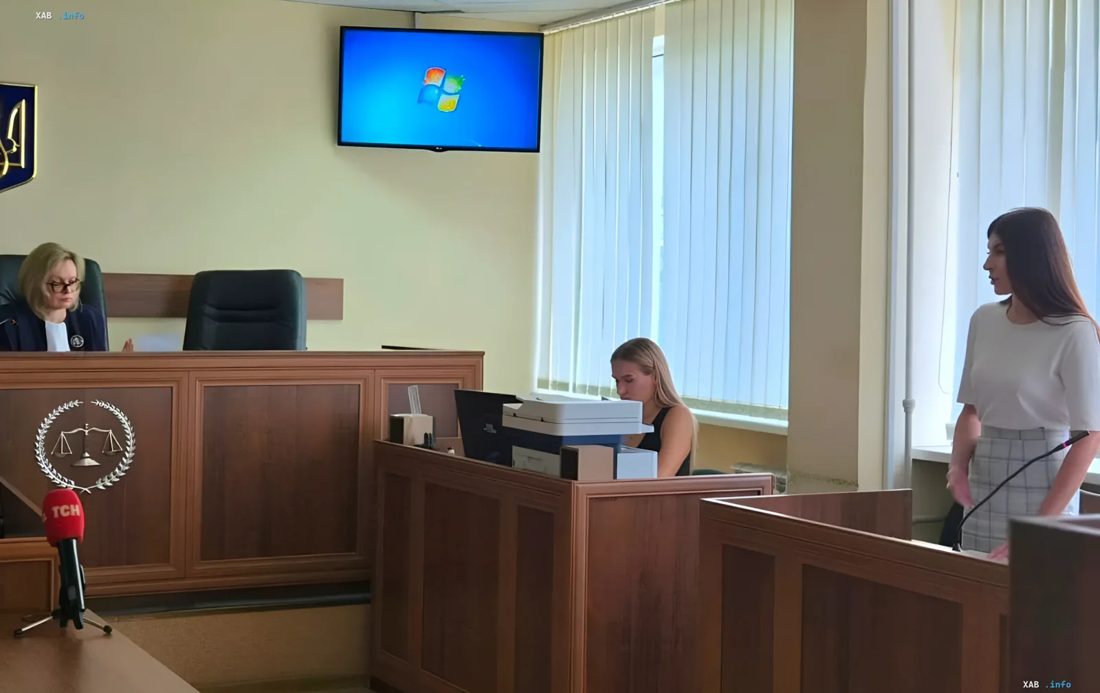 Заседание суда в Киеве по делу водителя, врезавшегося в остановку с двумя погибшими: судья, секретарь и фигурантка у трибуны