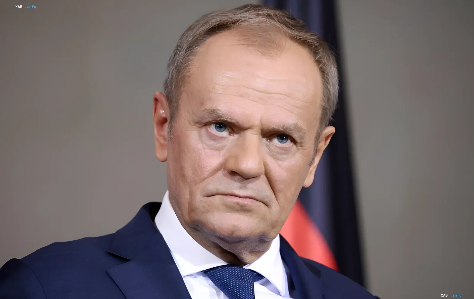 Дональд Туск на фоне немецкого флага призывает Германию не судить подозреваемых в подрыве газопроводов «Северный поток»