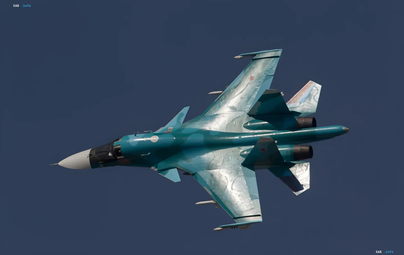 Боевой самолёт Су-34 в полёте — тип техники, повреждённой при ударе Сил обороны по аэродрому Ахтубинск на дистанции 1600 км