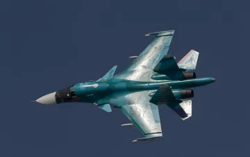 Боевой самолёт Су-34 в полёте — тип техники, повреждённой при ударе Сил обороны по аэродрому Ахтубинск на дистанции 1600 км