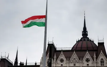 Флаг Венгрии на фоне здания парламента в Будапеште — контекст переговоров Украины о вступлении в ЕС