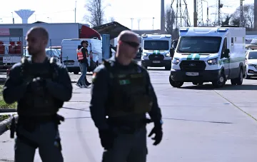 Spezialeinheit und Geldtransporter am Ermittlungsort des Überfalls auf eine Geldtransportbesatzung in Ungarn