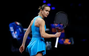 Теннисистка в синем спортивном костюме с ракеткой на ночном корте US Open 2026 с рекордным призовым фондом свыше 100 миллионов долларов