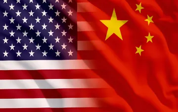 Флаги США и Китая на фоне дипломатического напряжения из-за удержания американского учёного перед встречей Трампа и Си