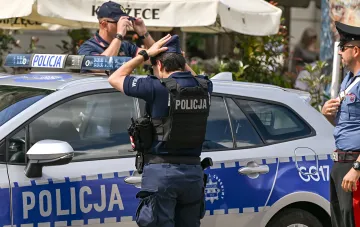 Патруль польской полиции POLICJA в Варшаве во время оперативных действий по делу о подготовке покушения на представителя оборонной отрасли
