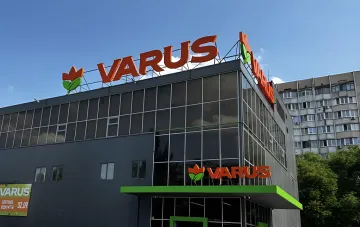 Здание склада сети VARUS в Бориспольском районе после российского удара: вывеска и стеклянный фасад, повреждения логистической инфраструктуры