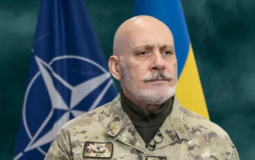 Генерал ВСУ на фоне флагов НАТО и Украины в контексте визита Военного комитета НАТО в Киев и обсуждения приоритетов с Драпатим