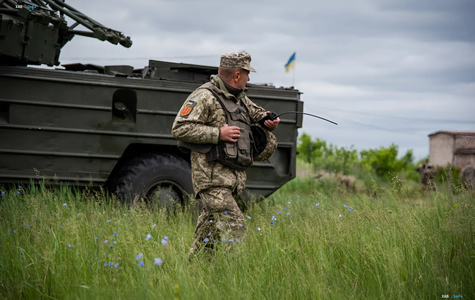 Боец ВСУ с рацией у бронетехники в зоне продвижения к югу от Доброполья в районе Водяного