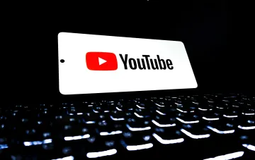Логотип YouTube на фоне подсвеченной клавиатуры: платформа повышает цены на Premium в Украине и запускает бюджетный тариф Premium Lite