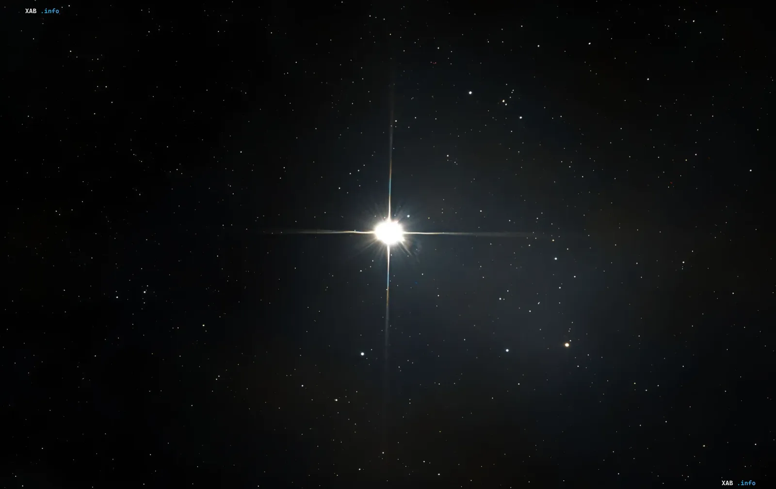 Звезда Бояджян KIC 8462852 — кандидат на сферу Дайсона, у которого обнаружен гигантский спутник массой до 28 масс Юпитера, на фоне ночного неба