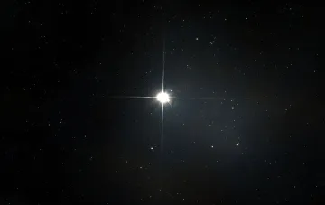Звезда Бояджян KIC 8462852 — кандидат на сферу Дайсона, у которого обнаружен гигантский спутник массой до 28 масс Юпитера, на фоне ночного неба