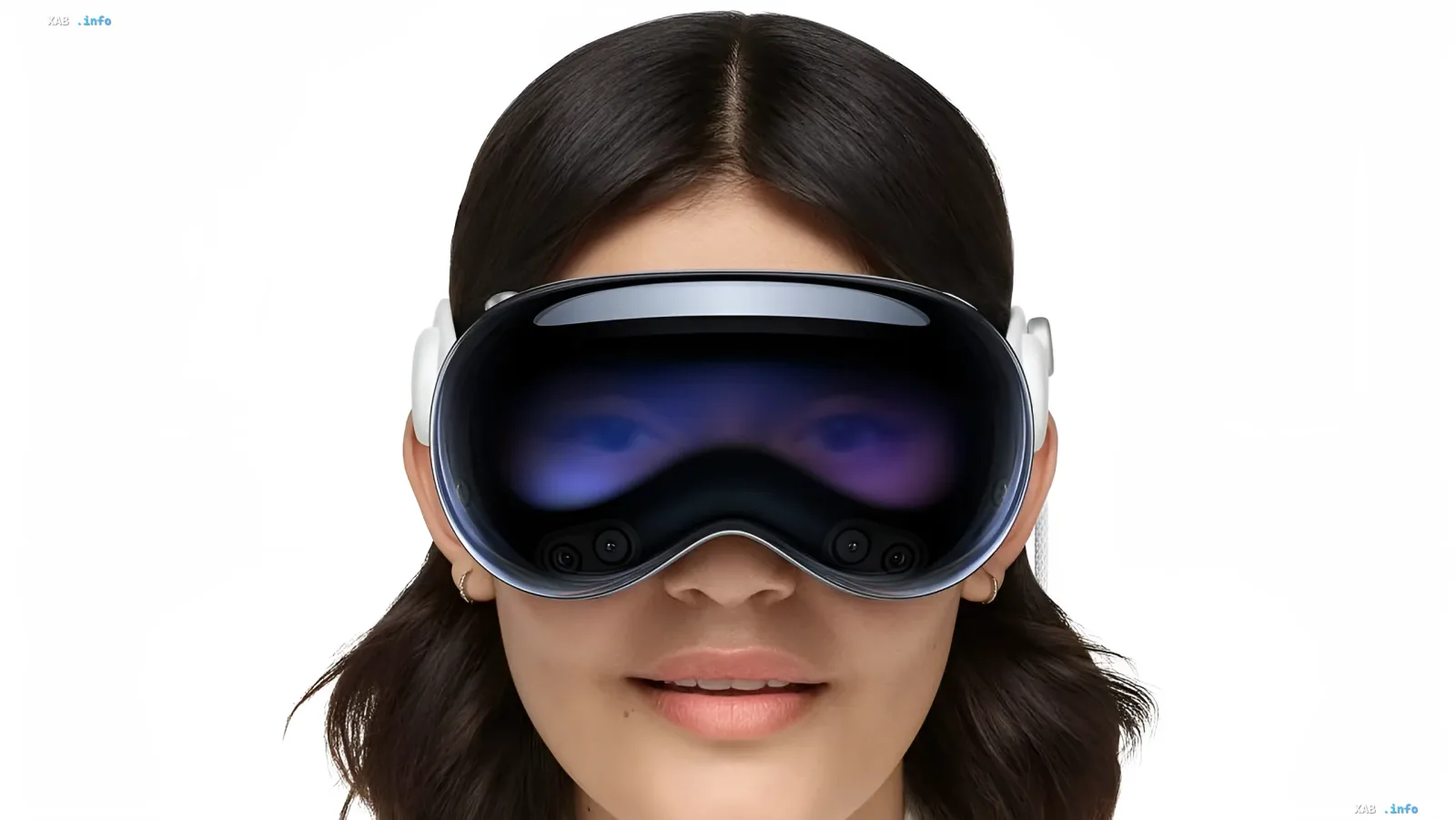 Женщина в гарнитуре Apple Vision Pro на фоне новостей о сокращении сотрудников в командах Vision Pro и Siri
