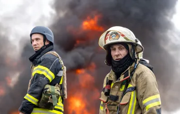 Пожарные ликвидируют последствия удара по объекту газодобычи «ДТЭК Нафтогаз» в Полтавской области на фоне огня и дыма