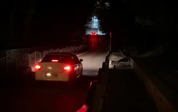 Тёмная дорога без уличного освещения после циклона «Приска»: автомобили едут в полной темноте из-за отключения электричества в Беларуси