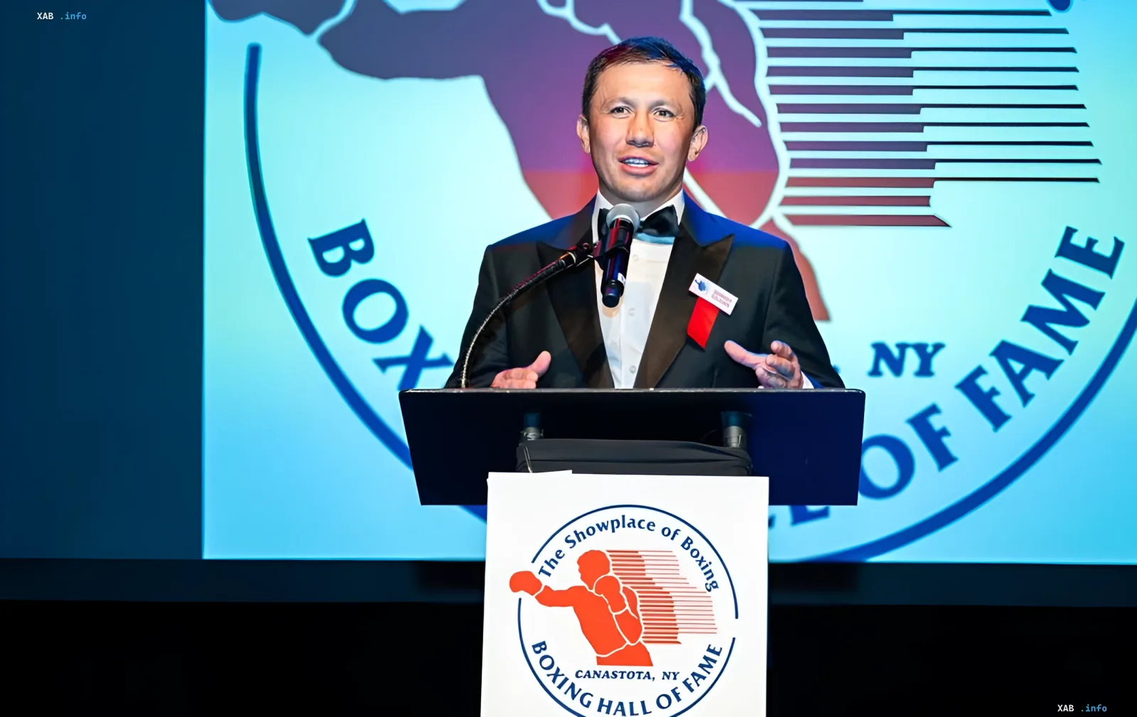 Геннадий Головкин за трибуной Boxing Hall of Fame — боксёр, внесённый в базу «Миротворец» из-за флага и гимна РФ на турнирах World Boxing