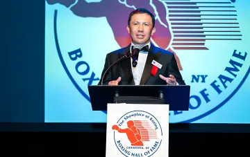 Геннадий Головкин за трибуной Boxing Hall of Fame — боксёр, внесённый в базу «Миротворец» из-за флага и гимна РФ на турнирах World Boxing