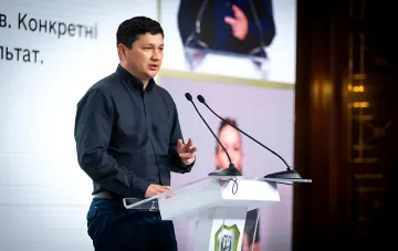 Виталий Ким выступает у трибуны и презентует приоритеты ветеранской политики Украины на 2026–2027 годы