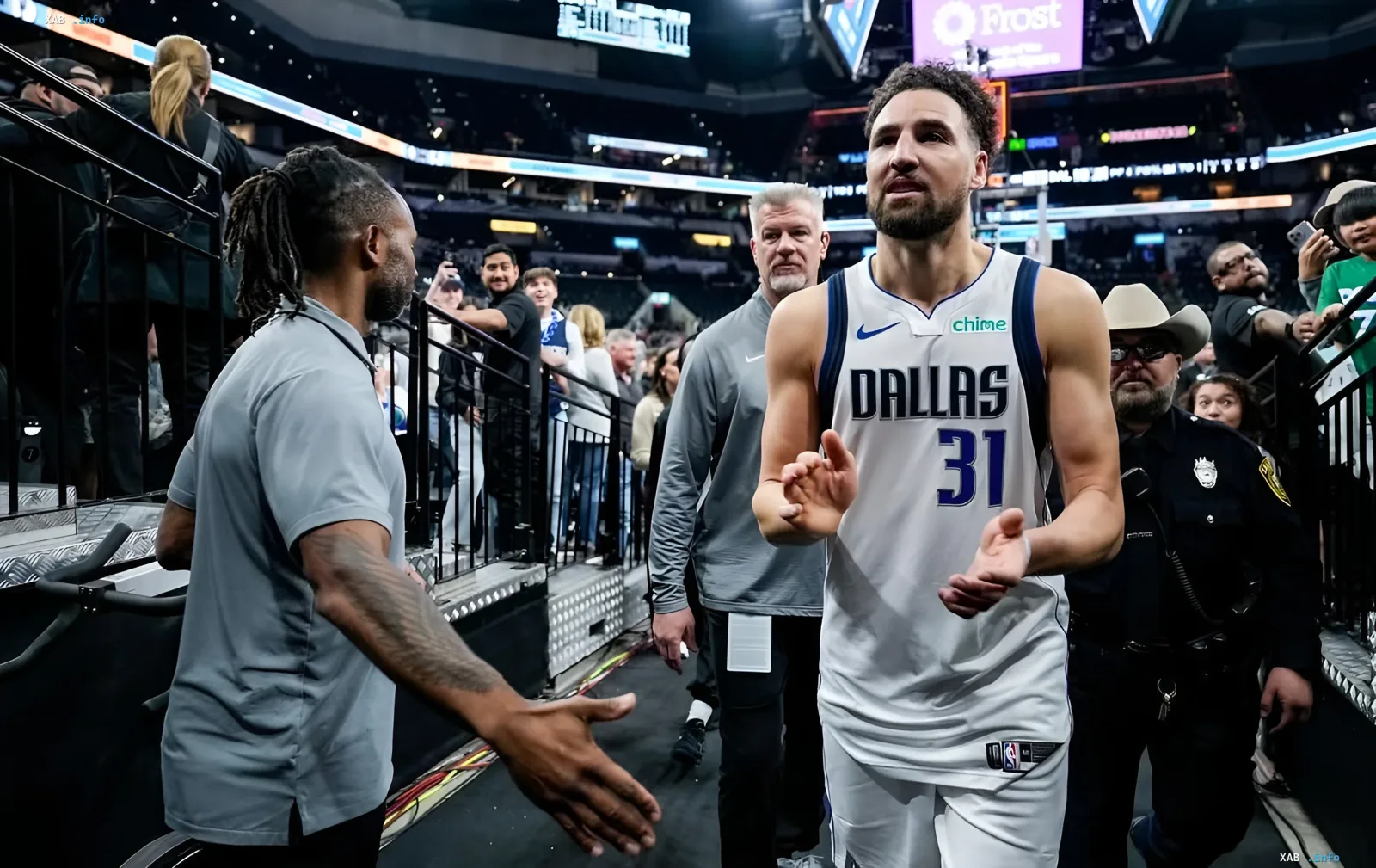 Klay Thompson in einem Dallas-Mavericks-Trikot mit Nummer 31 betritt die Halle vor seinem Wechsel zu den Miami Heat nach einem Vertragsauskauf