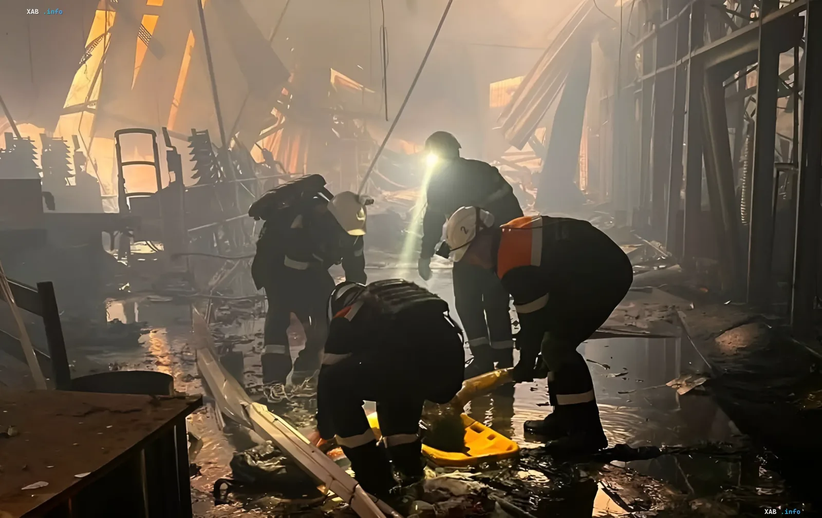 Rettungskräfte suchen nach Überlebenden unter den Trümmern eines zerstörten Einkaufszentrums in Krywyj Rih nach einem Angriff