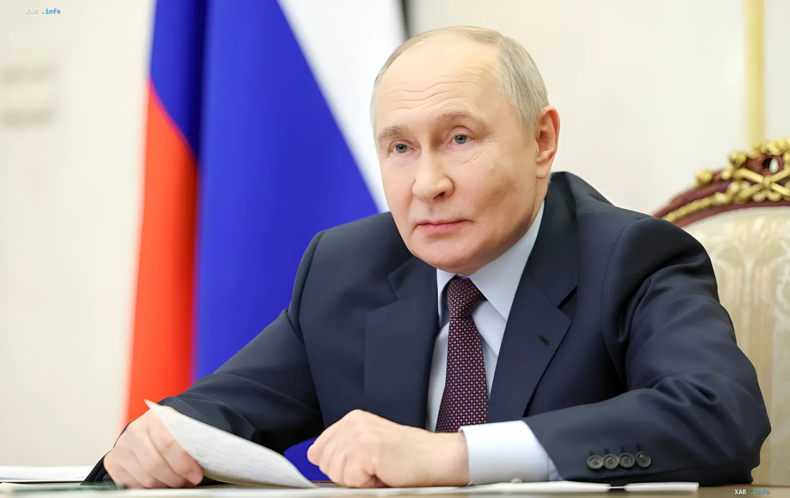 Владимир Путин за рабочим столом с документами на фоне российского флага — заявление об «экзотических» предложениях Киева и условии диалога с Украиной