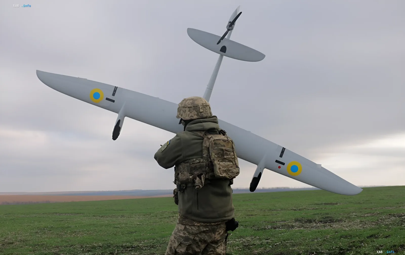 Украинский военный с беспилотным летательным аппаратом на фоне степи — инструмент СБС в борьбе с теневым флотом и энергообъектами РФ