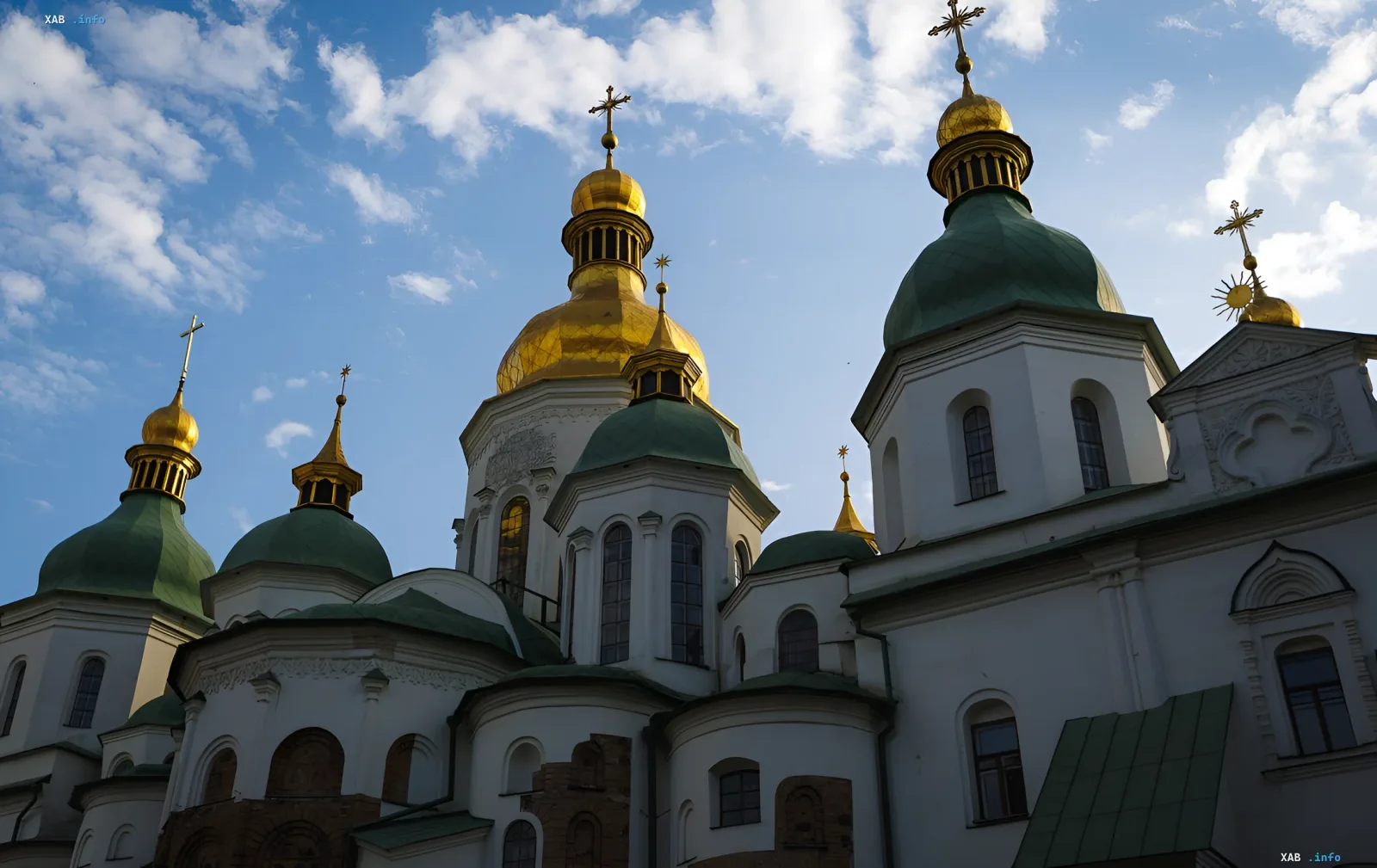 Золотые и зелёные купола Софии Киевской с православными крестами на фоне голубого неба — объект, доступный в виртуальном 3D-туре