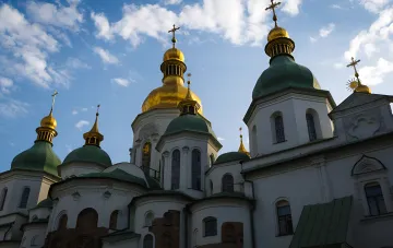 Золотые и зелёные купола Софии Киевской с православными крестами на фоне голубого неба — объект, доступный в виртуальном 3D-туре