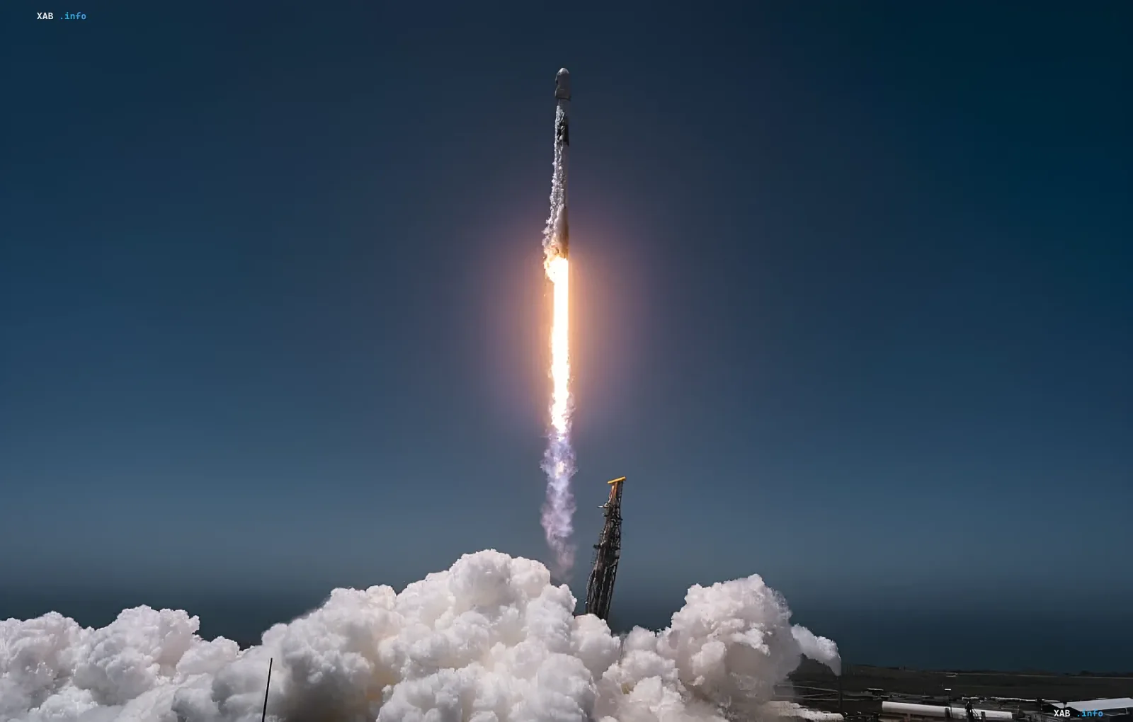 Запуск ракеты SpaceX Falcon 9 на фоне тёмного неба — иллюстрация цели США по 1000 космических запусков в год к 2030 году