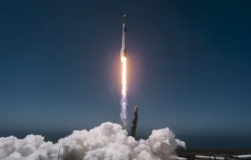 Запуск ракеты SpaceX Falcon 9 на фоне тёмного неба — иллюстрация цели США по 1000 космических запусков в год к 2030 году